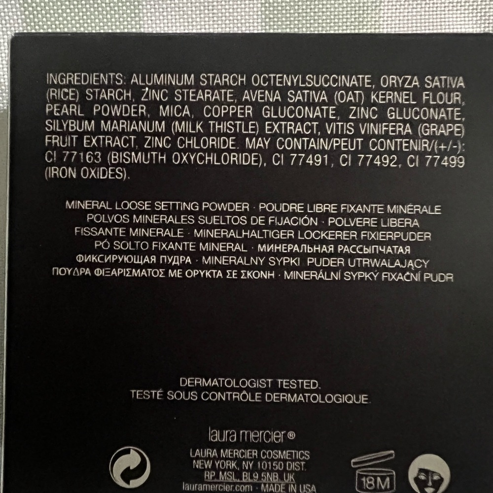 Laura Mercier Translucent Finishing Powder - Picture 4 of 5